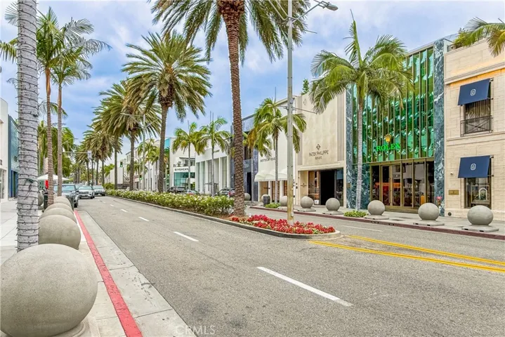 135 S Canon Drive, Beverly Hills, California 90212