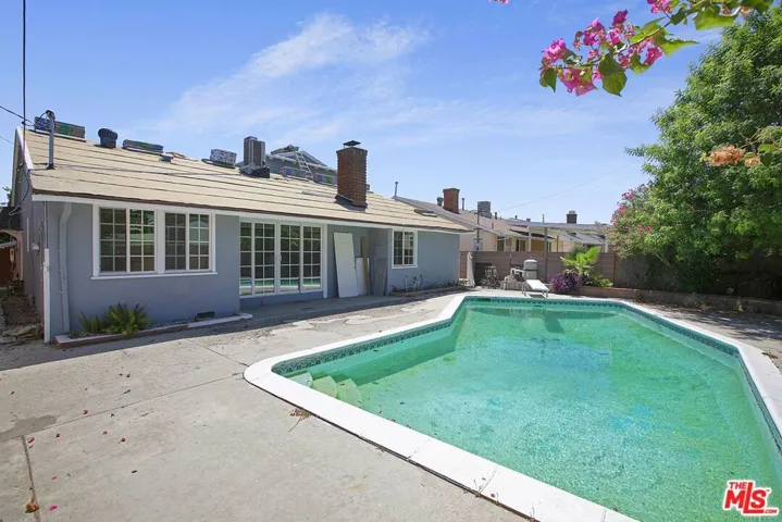 19027 Wyandotte Street, Reseda, California 91335
