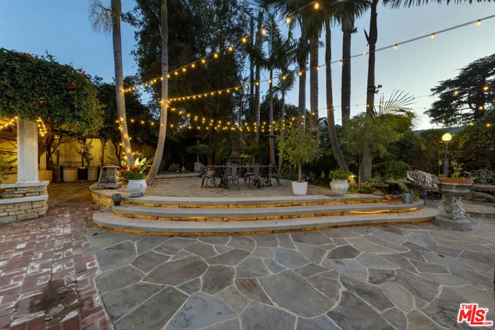 13166 Valley Vista Boulevard, Studio City, California 91604