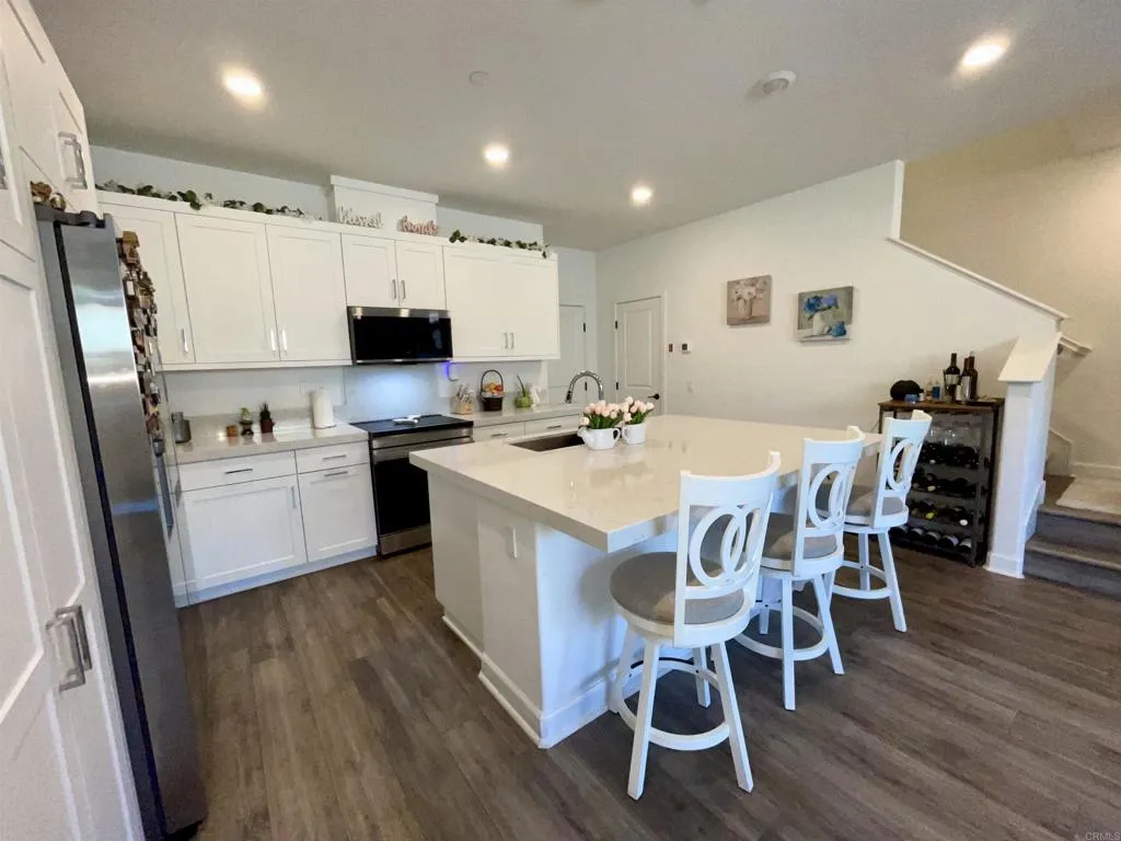 KITCHEN ISLAND