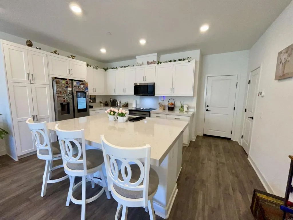 KITCHEN ISLAND