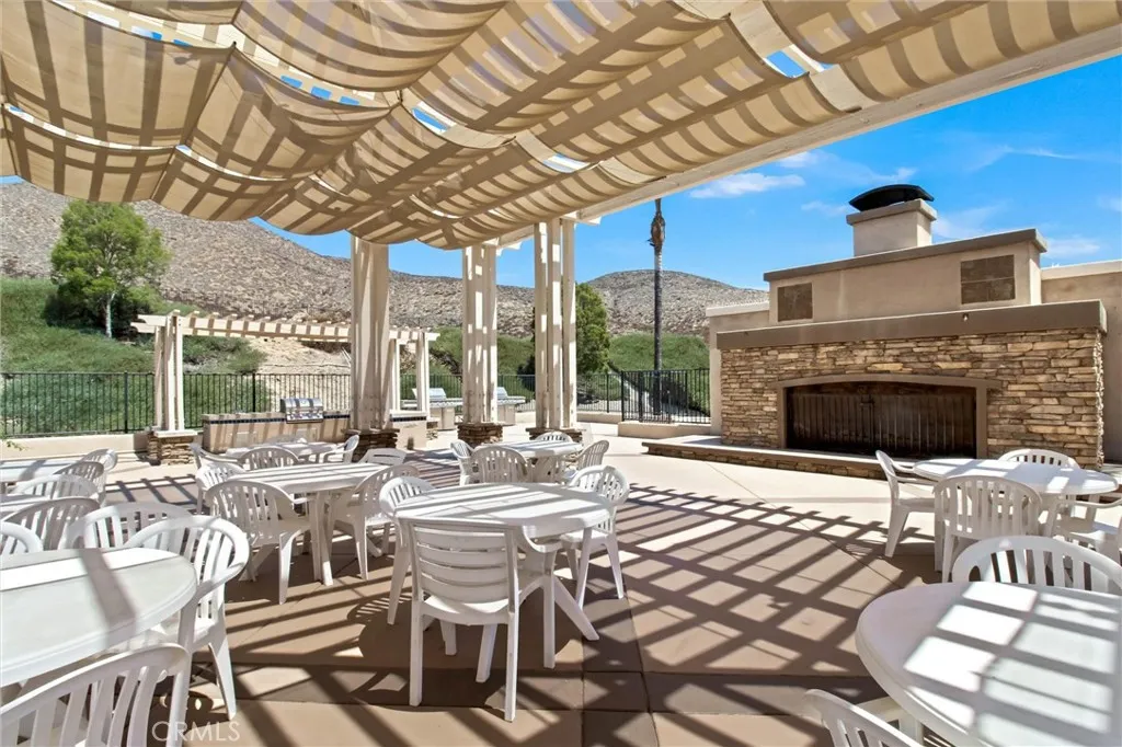 Patio Picnic Area w/Firepalce & BBQs