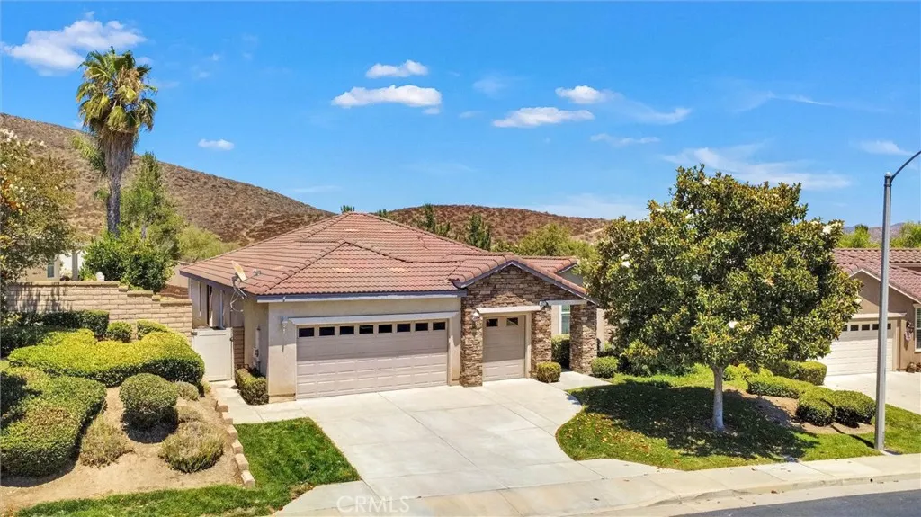 HOA Maintains Front Yard Landscape & Trees