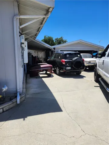 Driveway with ample parking