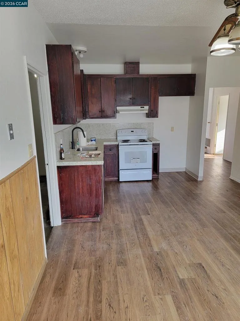 LARGE OPEN KITCHEN