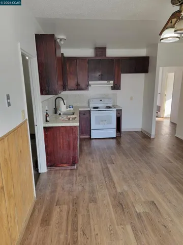 LARGE OPEN KITCHEN