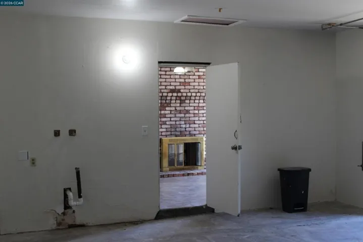 GARAGE DOOR TO KITCHEN