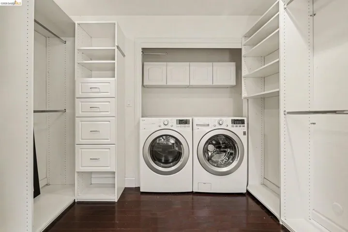 Walk-in closet/Laundry