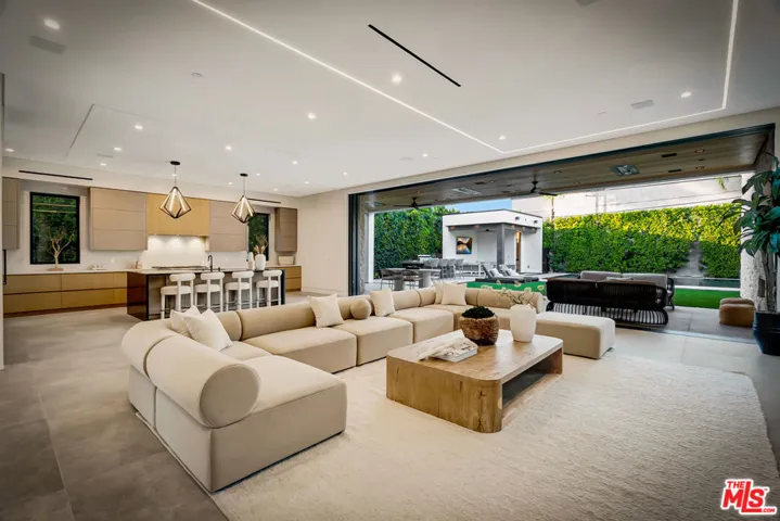 15743 Hesby Street, Encino, California 91436