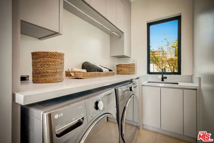 15743 Hesby Street, Encino, California 91436