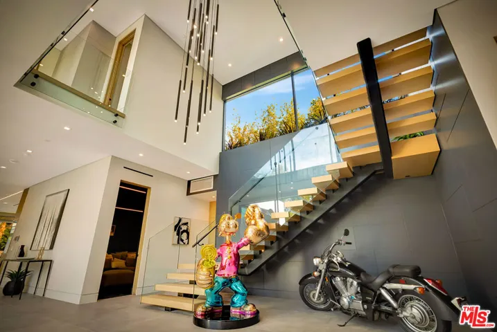 15743 Hesby Street, Encino, California 91436