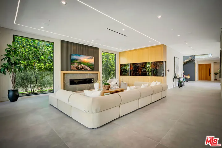 15743 Hesby Street, Encino, California 91436