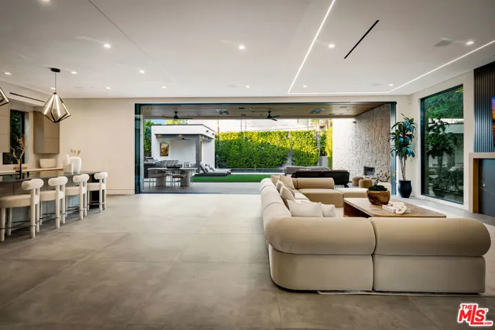 15743 Hesby Street, Encino, California 91436