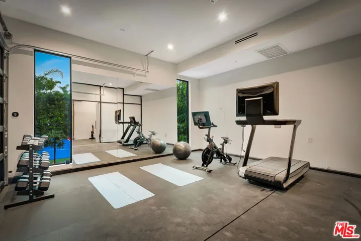 15743 Hesby Street, Encino, California 91436
