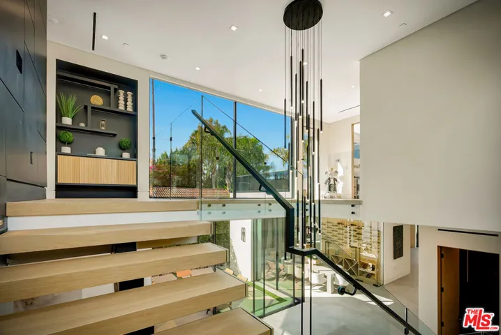 15743 Hesby Street, Encino, California 91436