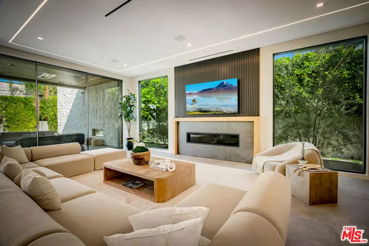 15743 Hesby Street, Encino, California 91436
