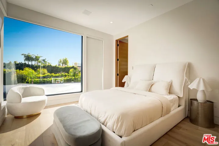 15743 Hesby Street, Encino, California 91436