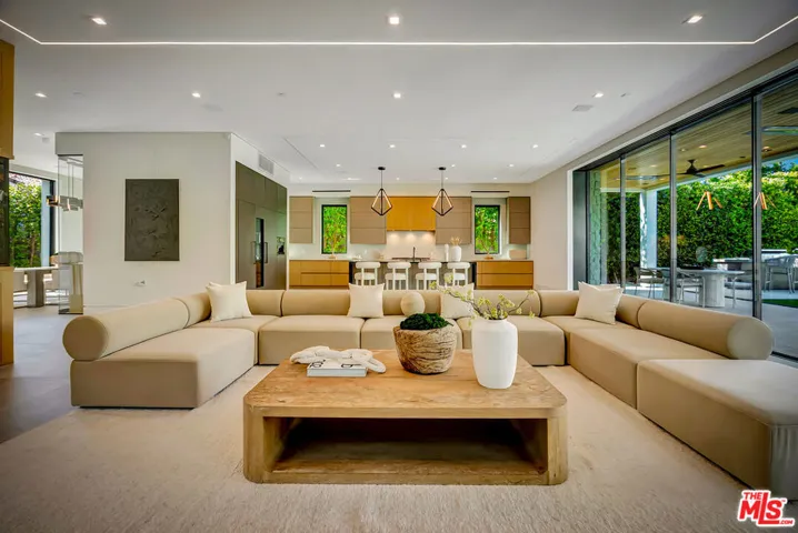 15743 Hesby Street, Encino, California 91436