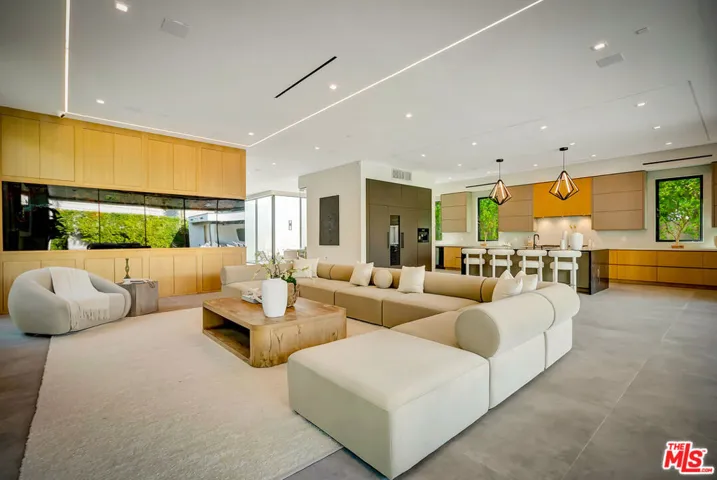 15743 Hesby Street, Encino, California 91436