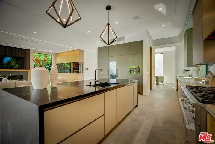 15743 Hesby Street, Encino, California 91436