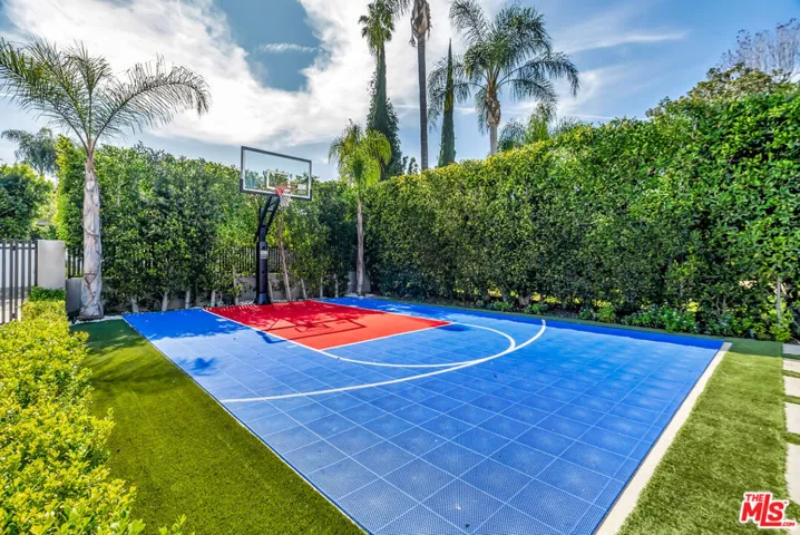 15743 Hesby Street, Encino, California 91436