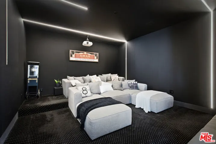 15743 Hesby Street, Encino, California 91436