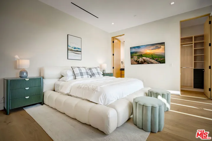 15743 Hesby Street, Encino, California 91436