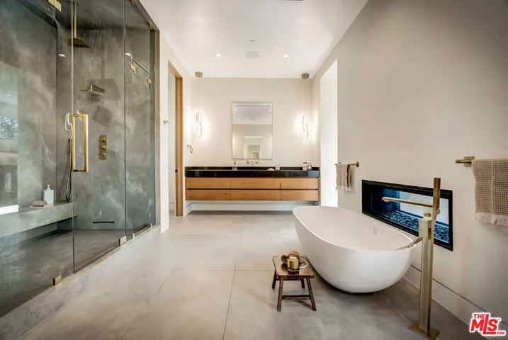 15743 Hesby Street, Encino, California 91436