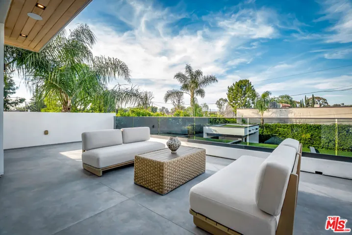 15743 Hesby Street, Encino, California 91436