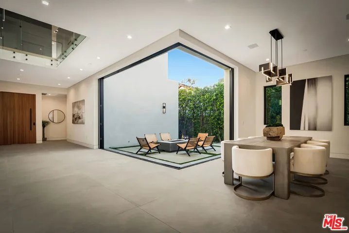 15743 Hesby Street, Encino, California 91436