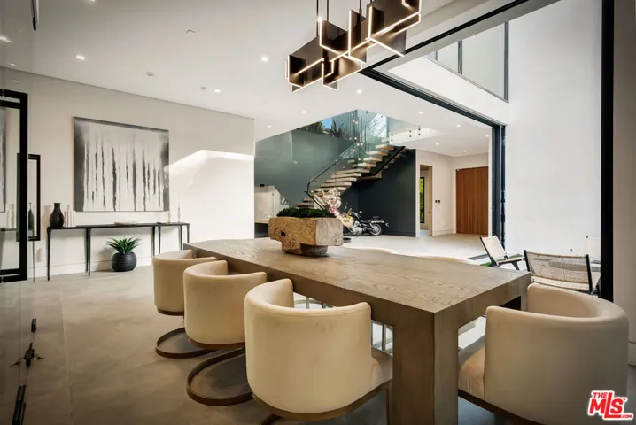 15743 Hesby Street, Encino, California 91436