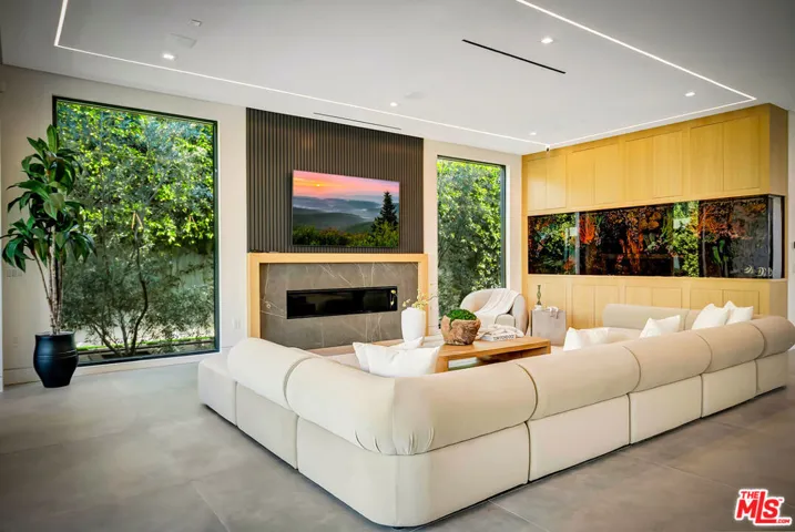 15743 Hesby Street, Encino, California 91436
