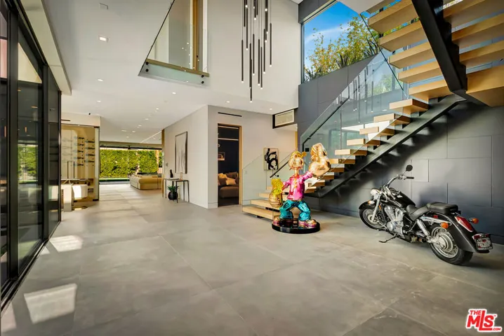 15743 Hesby Street, Encino, California 91436