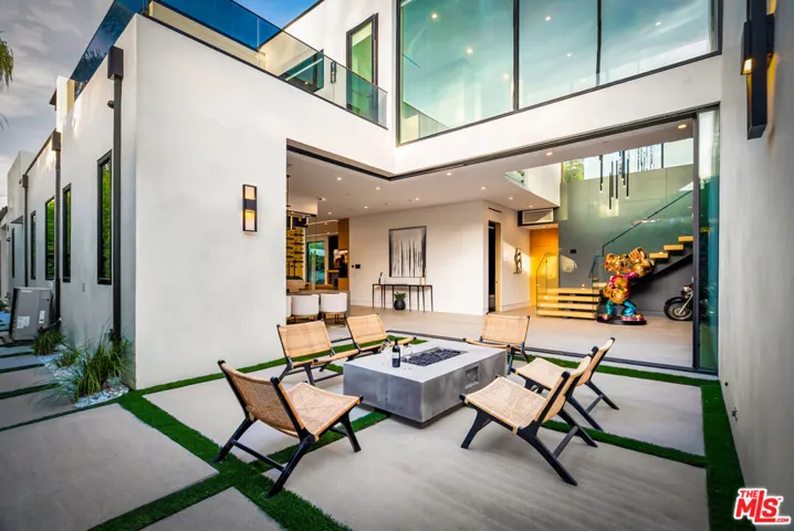 15743 Hesby Street, Encino, California 91436