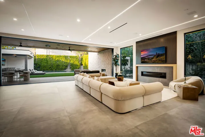 15743 Hesby Street, Encino, California 91436
