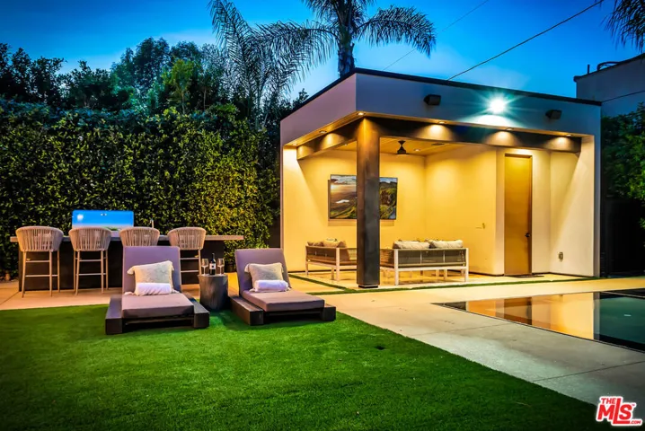 15743 Hesby Street, Encino, California 91436