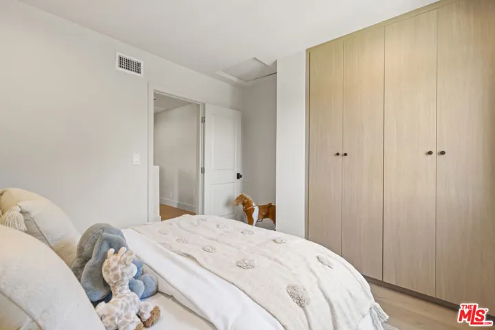 11268 Dona Lola Drive, Studio City, California 91604