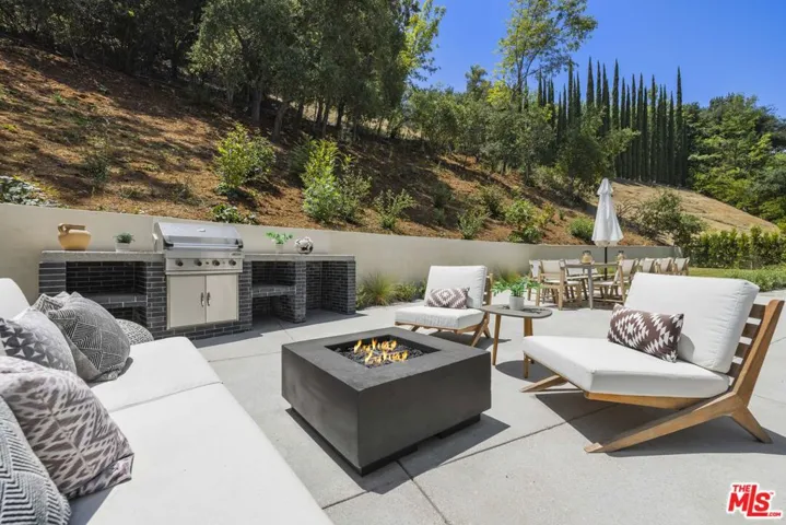 11268 Dona Lola Drive, Studio City, California 91604