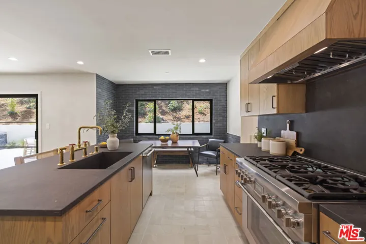 11268 Dona Lola Drive, Studio City, California 91604