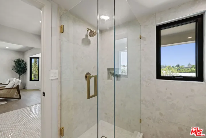 11268 Dona Lola Drive, Studio City, California 91604