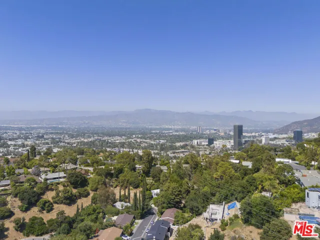 11268 Dona Lola Drive, Studio City, California 91604