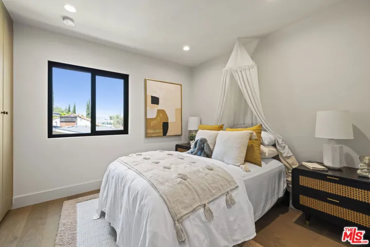 11268 Dona Lola Drive, Studio City, California 91604