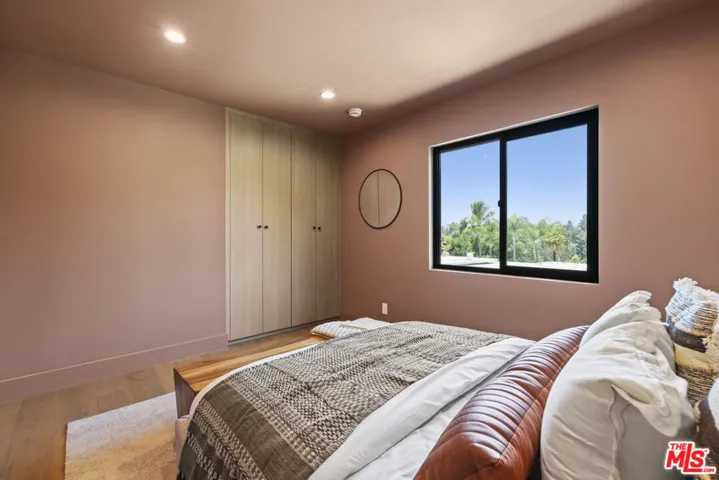 11268 Dona Lola Drive, Studio City, California 91604