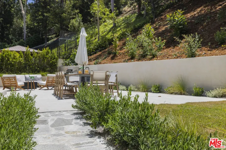 11268 Dona Lola Drive, Studio City, California 91604