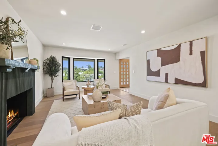 11268 Dona Lola Drive, Studio City, California 91604