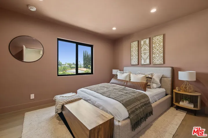 11268 Dona Lola Drive, Studio City, California 91604