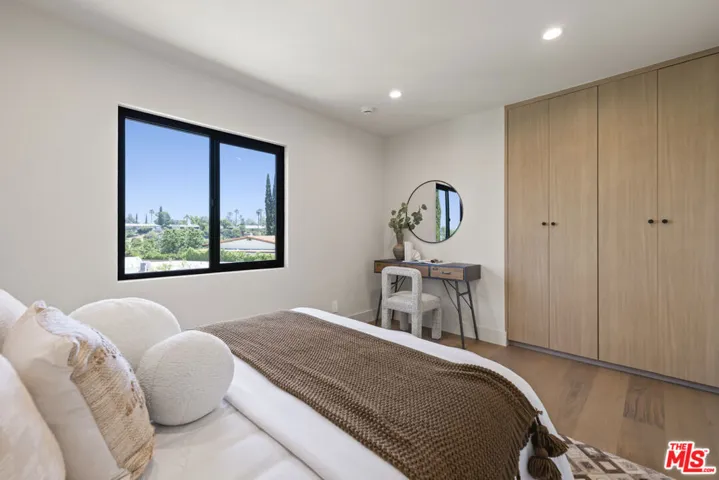 11268 Dona Lola Drive, Studio City, California 91604