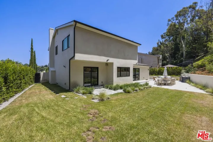11268 Dona Lola Drive, Studio City, California 91604