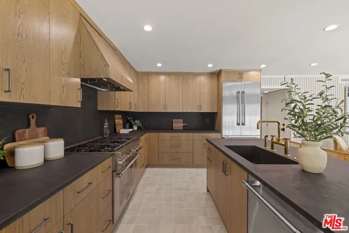 11268 Dona Lola Drive, Studio City, California 91604