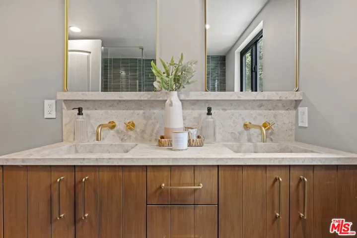 11268 Dona Lola Drive, Studio City, California 91604